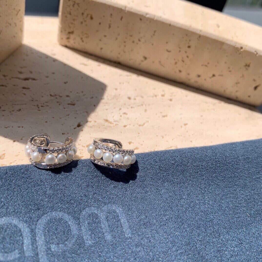 APM Monaco Elegant Pearl Hoop Earrings